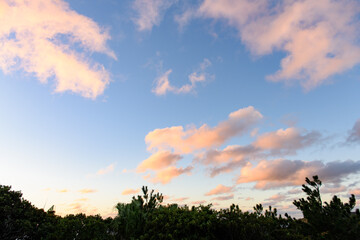 Obraz premium JAXA 小笠原追跡所 から見た 父島 夕焼け