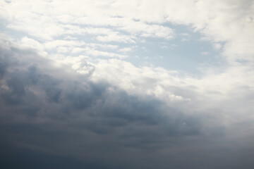 Obraz premium Dramatic Cloudscape with Light Breaking Through Overcast Sky