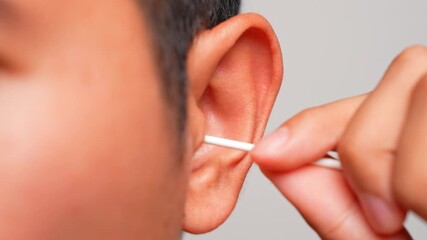 Cleaning the ear with a cotton swab shows daily grooming and health awareness, but also highlights the importance of safe practices to protect ear health and prevent unnecessary complications.

