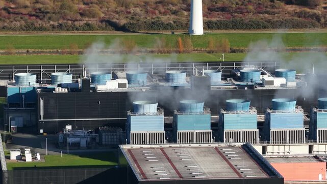 Large-scale cooling installation and HVAC systems on a data center roof. Highlights critical climate control, energy efficiency (PUE), and thermal management for IT infrastructure.