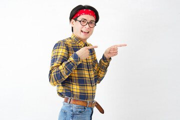 アキバ系の男性　右側を指差す　白背景