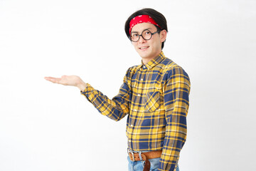 アキバ系の男性　左側を手のひらで指す　白背景