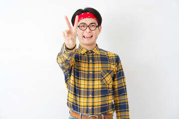 アキバ系の男性　ピースサイン　白背景