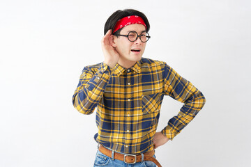 アキバ系の男性　耳に手を当てて聴く　白背景