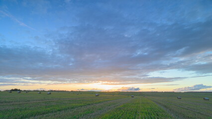 Obraz premium A breathtaking stunning sunset casting vibrant colors over a picturesque scenic field scene