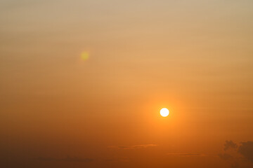 Obraz premium A Stunning Sunset Over Calm Waters Featuring Beautiful Warm Hues and Vibrant Colors