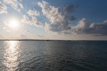 夕焼け前の海と太陽