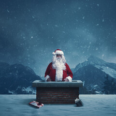 Obraz premium Funny Santa Claus stuck in a chimney