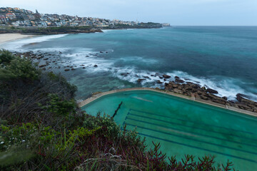 Der berühmte Pool von Bronte Beach zur blauen Stunde beleuchtet, Sydney, New South Wales, Australien.