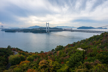 Obraz premium 日本の瀬戸大橋のとても美しい秋の風景