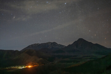 日本の鳥取県の大山と美しい星空