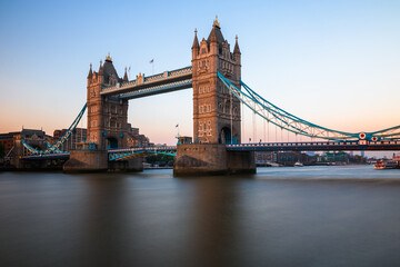 Obraz premium Tower Bridge over river Thames in London at sunset