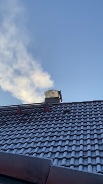 rauch, kohle, dampf, wasserdampf, verbrennen, ofen,  &ouml;l, gas, himmel, haus, solar, dach, blau, holzfeuerung, kohle, energie, heizung, heizen, bauwerk, schornstein, zuhause, architektur, energie, panel