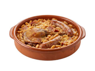 Cassoulet traditionnel du Sud-Ouest de la France servi dans un plat en terre cuite