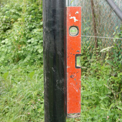 The bubble level is held by magnets on the iron tube, showing the slope.