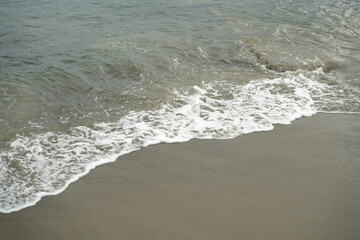 砂浜に打ち寄せる波