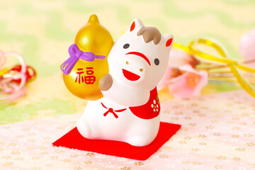 縁起物の可愛らしい午年の置き物