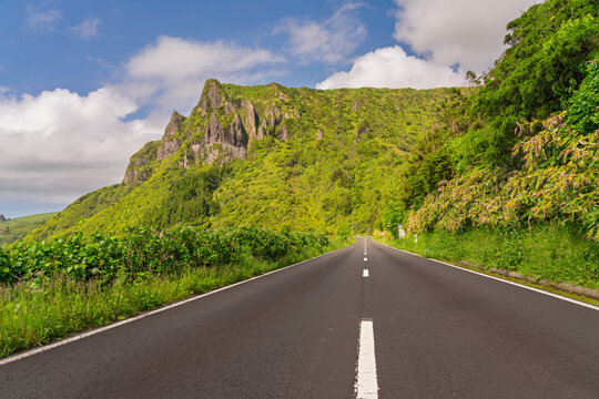 Road to Rocha dos Bordoes with lush green landscape