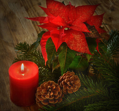 Weihnachtsstern mit roter Kerze