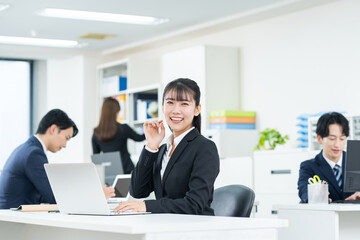 オフィスで働く若いビジネスウーマン