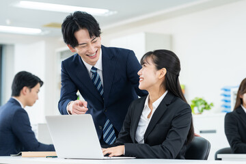 オフィスで働く若いビジネスマン