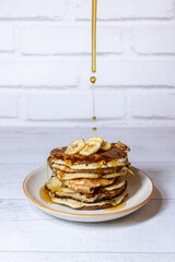 pile de pancakes à la banane - recette healthy - banane - pancakes - petit déjeuner plein de vitamine