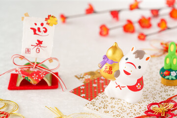 午年の年賀状素材｜金ひょうたんを抱える馬と紅梅