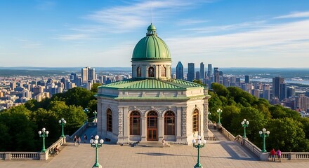 Obraz premium Grand building with green dome overlooks a cityscape from a hilltop.