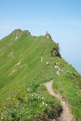 Obraz premium man with outstretched arms at ridge path to the eastern Hüttenkopf, allgau alps