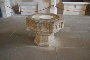 Taufbecken in der Severikirche in Erfurt