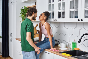 Obraz premium Cozy moments shared in a bright kitchen with laughter and warmth in the air