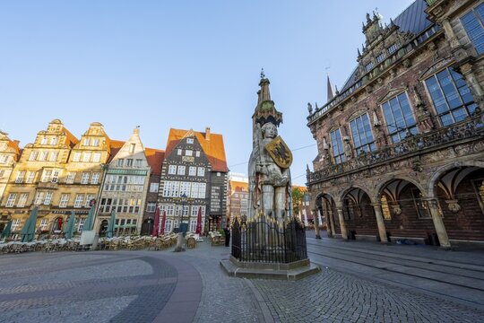 Landmark Bremen Roland, Roland statue on the market square, in the morning light, Altstadt, Bremen, Germany