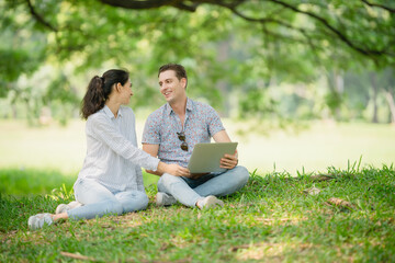 Couple in park talking face-to-face; successful communication, digital detox, achieving work-life balance, quality time.