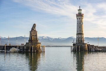 Harbour entrance of Lindau harbour, pier with New Lindau Lighthouse and Bavarian Lion, in the evening light, snow-covered mountains in the background, Lindau Island, Lake Constance, Bavaria, Germany