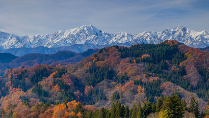 晩秋の山村　冠雪した北アルプス　長野県小川村　絶景 © Yuuki Kobayashi