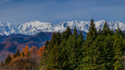 Fototapeta premium 冠雪した北アルプスの山々 秋の長野 絶景