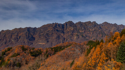 Naklejka premium 大望峠展望台から見る紅葉と戸隠連峰 絶景
