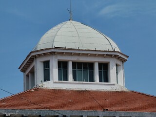Fototapeta premium The characteristics of the roofs of Dutch heritage buildings include the shape of a pyramid or shield roof, often equipped with a large attic for hot air circulation, and have wide eaves or eaves 