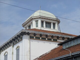 The characteristics of the roofs of Dutch heritage buildings include the shape of a pyramid or shield roof, often equipped with a large attic for hot air circulation, and have wide eaves or eaves 