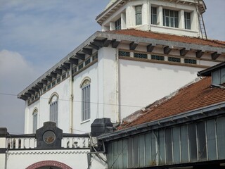 The characteristics of the roofs of Dutch heritage buildings include the shape of a pyramid or shield roof, often equipped with a large attic for hot air circulation, and have wide eaves or eaves 