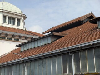 The characteristics of the roofs of Dutch heritage buildings include the shape of a pyramid or shield roof, often equipped with a large attic for hot air circulation, and have wide eaves or eaves 