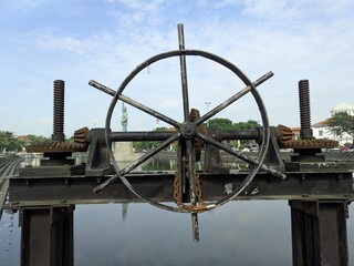 The main benefit of the Tawang Polder sluice gate is to control flooding and tidal flooding in Semarang's Old Town by accommodating water runoff.