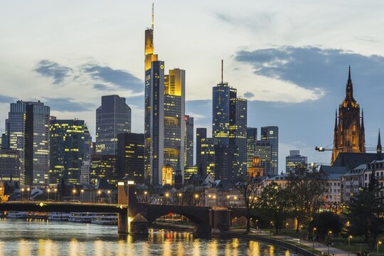 Skyline and banking district at sunset, twilight, Tower 185, Commerzbank, HelaBa, Hessische Landesbank, Deutsche Bank, Ignatz-Bubis-Br&uuml;cke, Frankfurt am Main, Hesse, Germany