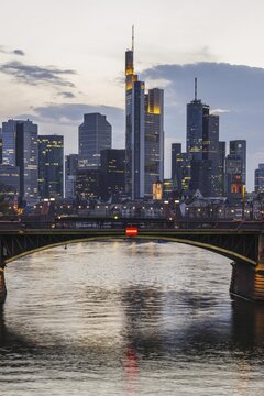Skyline and banking district at sunset, twilight, Tower 185, Commerzbank, HelaBa, Hessische Landesbank, Deutsche Bank, Ignatz-Bubis-Br&uuml;cke, Frankfurt am Main, Hesse, Germany