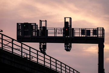 Eisenbahnlinie mit Ampeln bei Sonnenuntergang