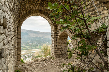 Bogenfenster der Stadtmauer mit Blick ins Tal, Berat, Bezirk Berat, Albanien