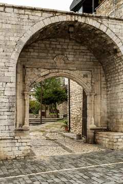 Historisches Steintor in Altstadtgasse, Berat, Bezirk Berat, Albanien
