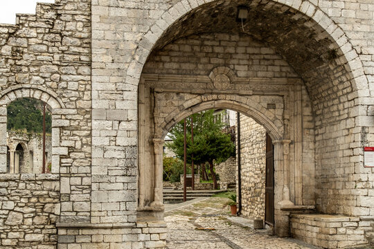 Historisches Steintor in Altstadtgasse, Berat, Bezirk Berat, Albanien