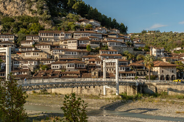 Obraz premium Steil angelegte Hanghäuser am Fluss, Berat, Bezirk Berat, Albanien