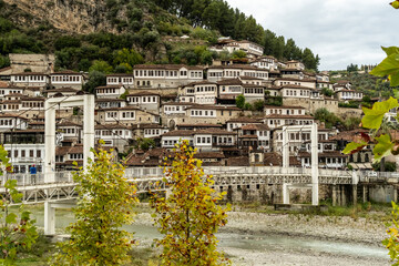 Obraz premium Altstadtpanorama mit Brücke und Herbstfärbung, Berat, Bezirk Berat, Albanien